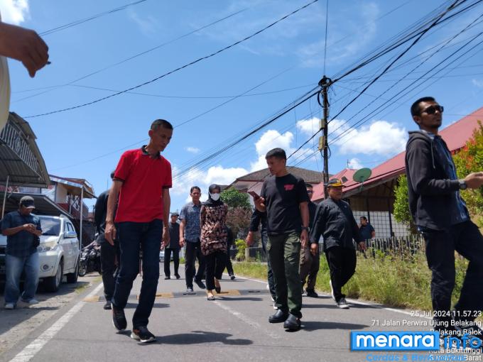 Tinjauan lapangan Anggota DPRD dan Pemko Bukittinggi menanggapi kecemasan masyarakat Tepi Ngarai Sianok, Kamis (25/7/2024) Foto : Alex Armanca