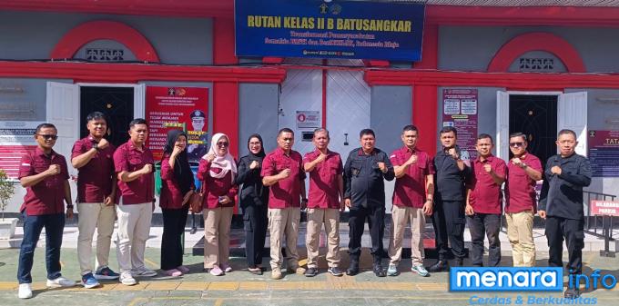 Tim Divisi Pemasyarakatan Kanwil Kemenkumham Sumbar di depan Rutan Kelas IIB Batusangkar