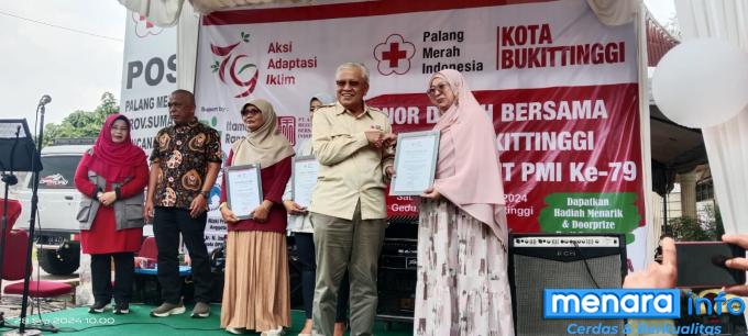 Penyerahan penghargaan kepada mitra PMI Kota Bukittinggi dilakukan Ketua PMI Provinsi Sumatera Barat Aristo Munandar dan PJS Walikota Bukittinggi yang diwakili Kadis Kesehatan Kota Bukittinggi, Linda Faroza