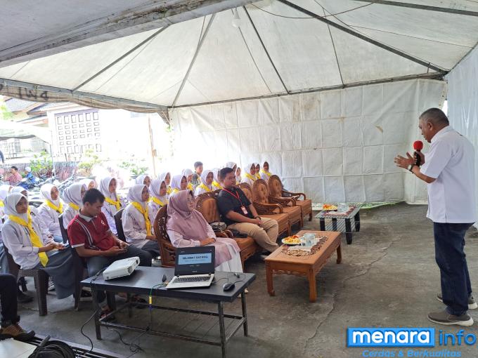 Chairunnas, Ketua PMI Kota Bukittinggi saat memberikan arahan merubah pola pikir anggota PMR Wira SMAN 1, 2x11 Kayu Tanam