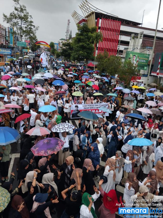 Puluhan ribu masa pendukung Calon Walikota dan Wakil Walikota Bukittinggi, Erman Safar - Heldo Aura memadati Jl. Jenderal Sudirman, Simpang Kangkung, Bukittinggi