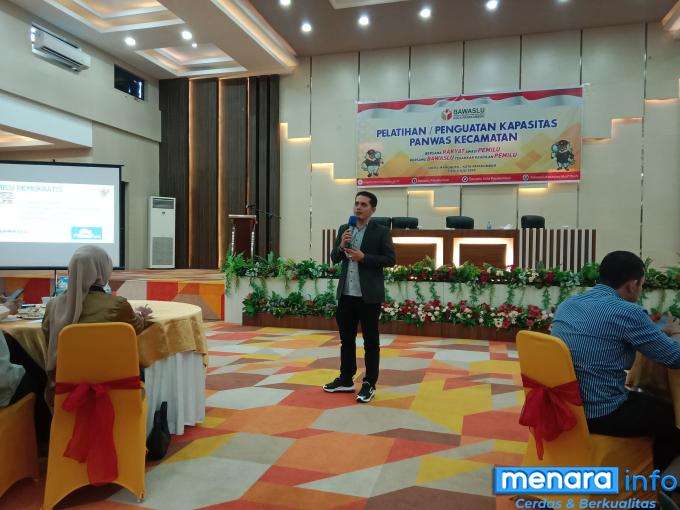 Narasumber Dr.Joni Zulhendra,SH.I.M.A. wakil dekan 1 falkultas Hukum Universitas Taman siswa Padang saat memaparkan Materi pelatihan