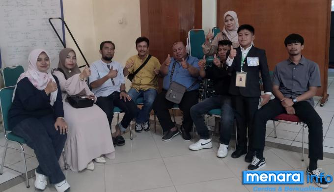 Orang tua murid, guru, komite foto bersama peserta dari SDN 16 Tarok