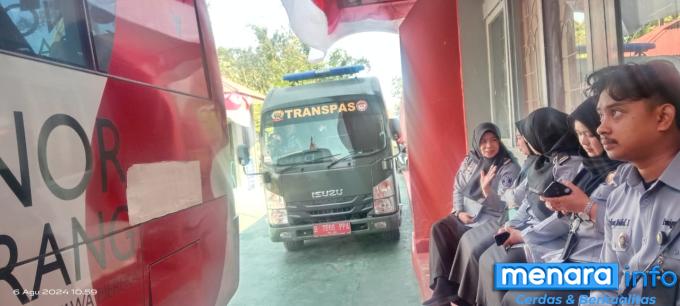 Pendonor sedang menunggu giliran donor darah, menunggu di pintu masuk mobil donor darah PMI Bukittinggi