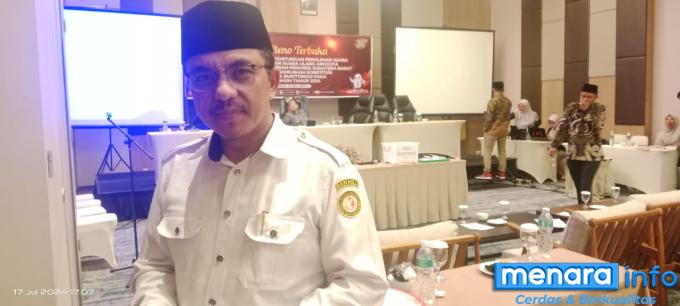 Ketua Bawaslu Kota Bukittinggi pada kesempatan Rapat Pleno Terbuka KPU, memberikan keterangan rekapitulasi perolehan suara yang telah ditetapkan KPU